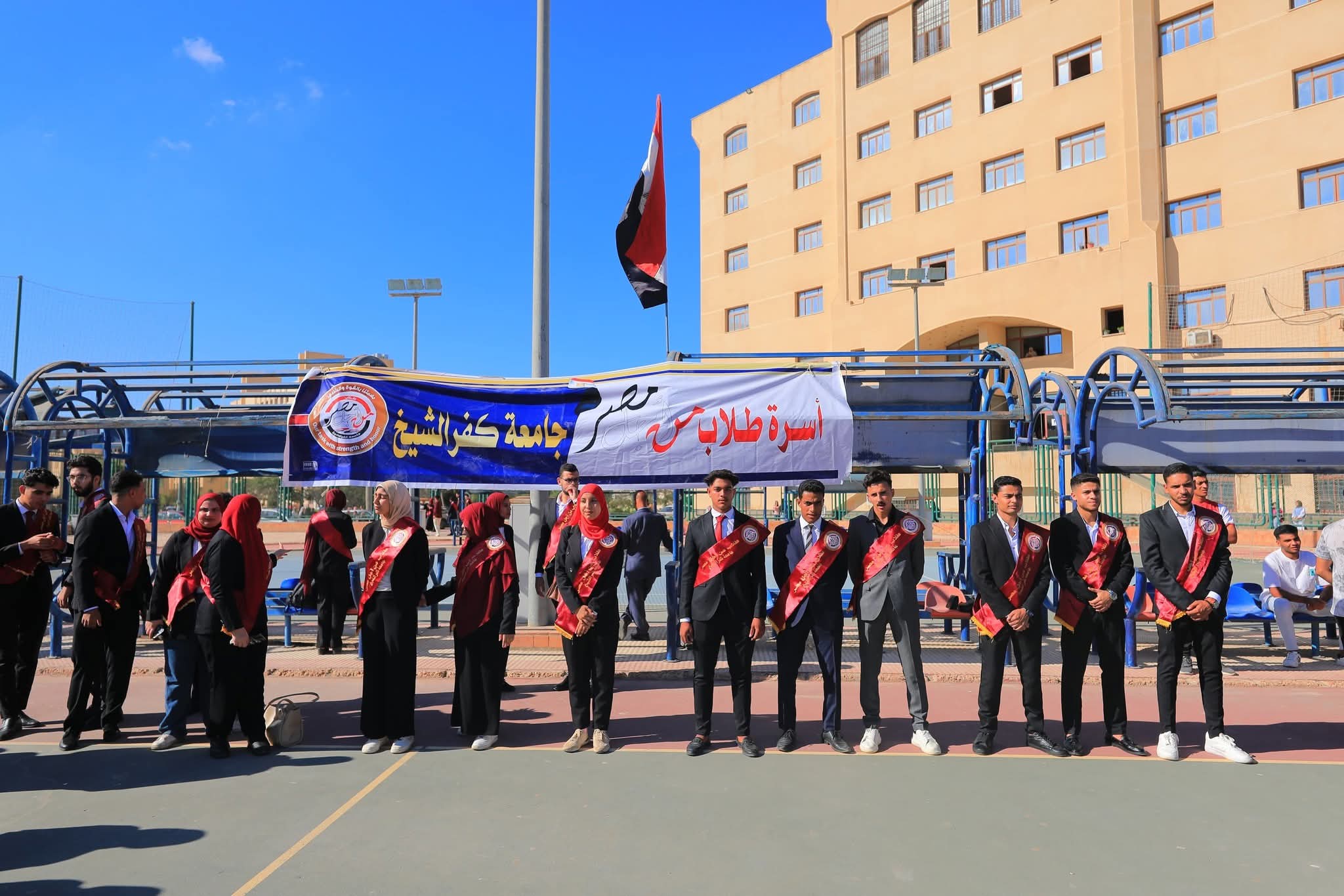 FB IMG 1758442388884 جامعة كفر الشيخ رئيس جامعة كفر الشيخ يشهد مراسم تحية العلم ويقدم التهنئة لطلبة الجامعة بالعام الدراسي الجديد 2025/2026 موقع في الجامعة