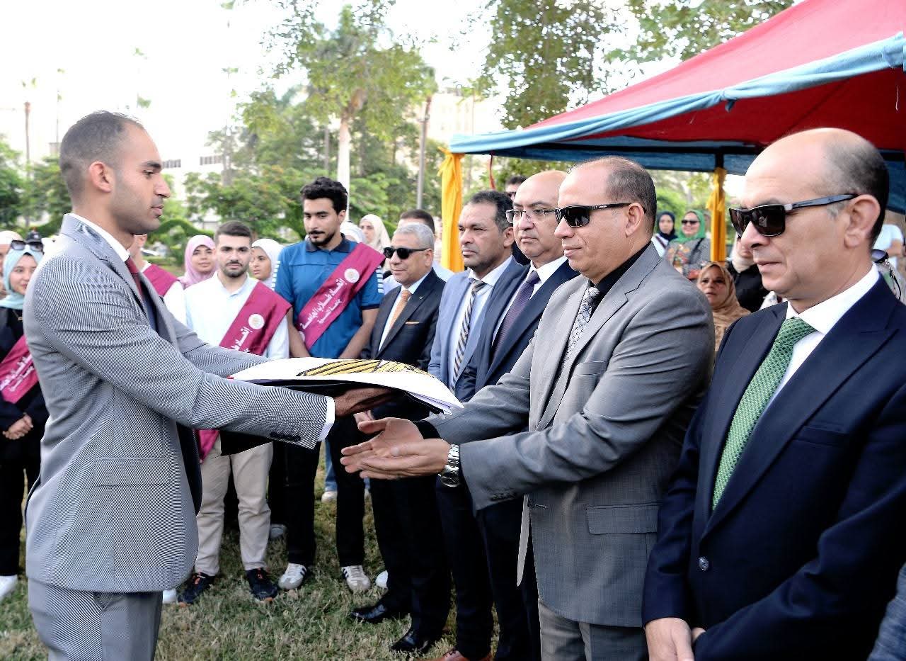 FB IMG 1758452587035 1 جامعة المنصورة رئيس جامعة المنصورة يشهد تحية العلم بساحة الشعوب داخل الحرم الجامعي موقع في الجامعة