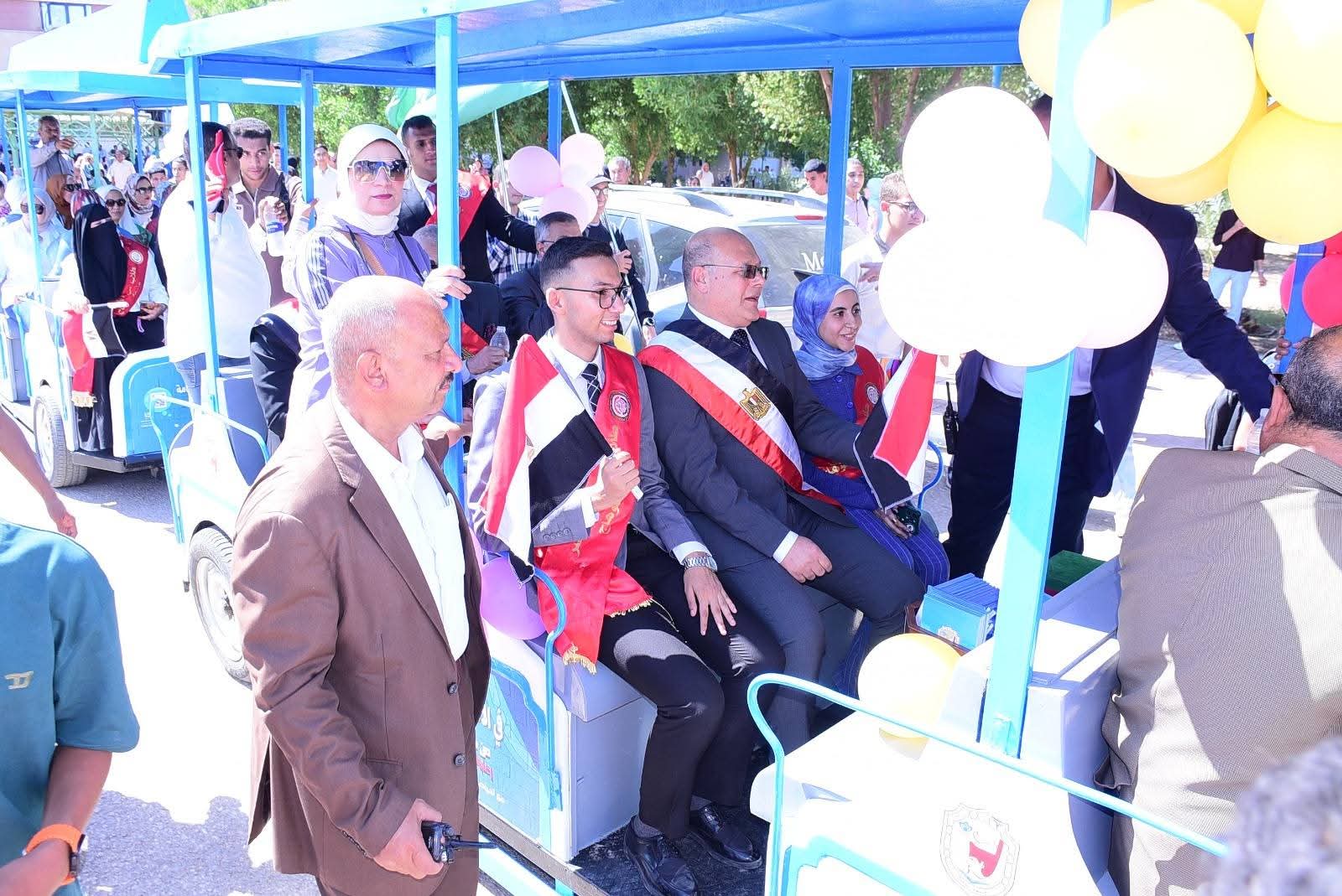 FB IMG 1758531210337 1 الدلتا تزامناً بالعام الدراسي الجديد.. رئيس جامعة سوهاج يتفقد انتظام المحاضرات ويستقل الطفطف مع الطلاب|صور موقع في الجامعة