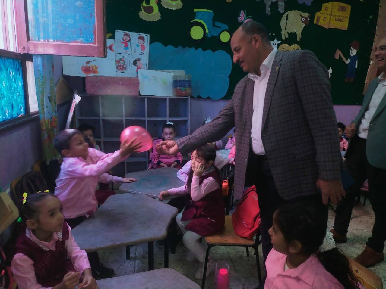 FB IMG 1758622509480 1 جامعة القاهرة "وكيل تعليم المنيا يتابع انتظام الدراسة ويوجه بعدم ربط تسليم الكتب بالمصروفات وتفعيل الأنشطة موقع في الجامعة
