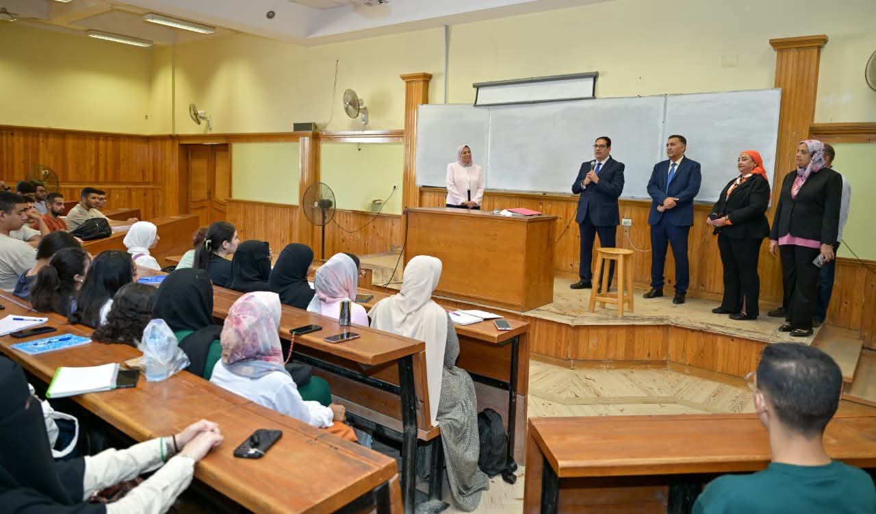 FB IMG 1758624016173 تعليم المنوفية رئيس جامعة القاهرة يتابع انتظام الدراسة بكليات الهندسة والتجارة وطب الأسنان بفرع الجامعة بالشيخ زايد موقع في الجامعة