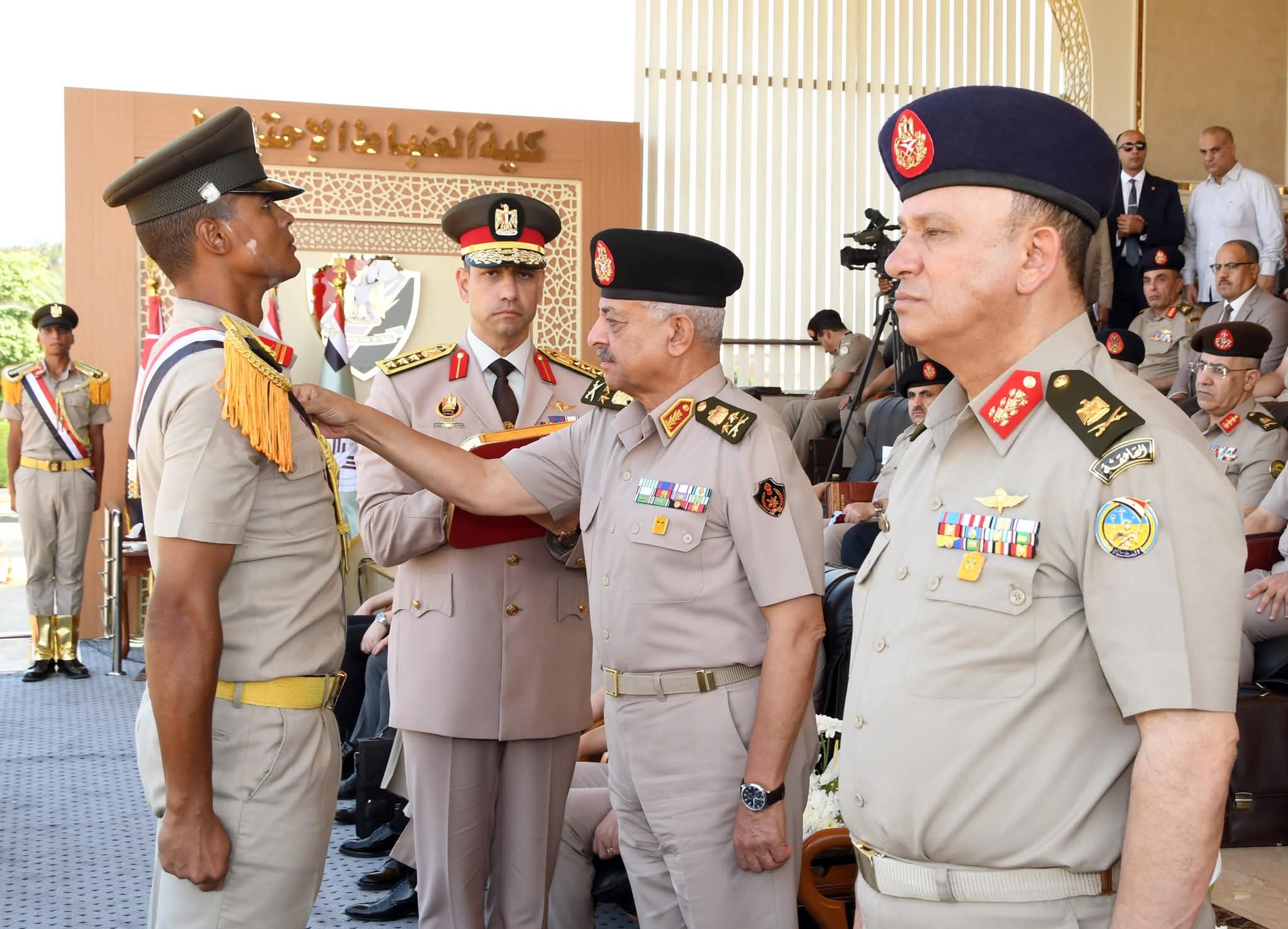 FB IMG 1758700993138 الفريق الفريق أول عبد المجيد صقر القائد العام للقوات المسلحة وزير الدفاع والإنتاج الحربى يشهد حفل تخرج الدفعة 168 من كلية الضباط الإحتياط موقع في الجامعة