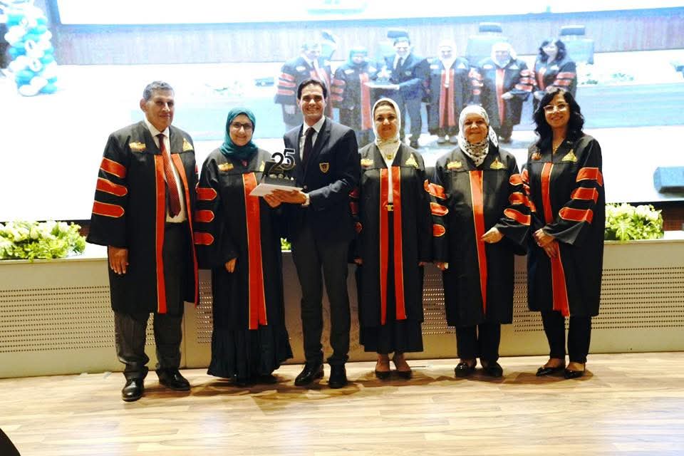 FB IMG 1758896002153 صيدلة صيدلة عين شمس تحتفل باليوبيل الفضي وتخريج الدفعة الـ25 في اليوم العالمي للصيدلي موقع في الجامعة