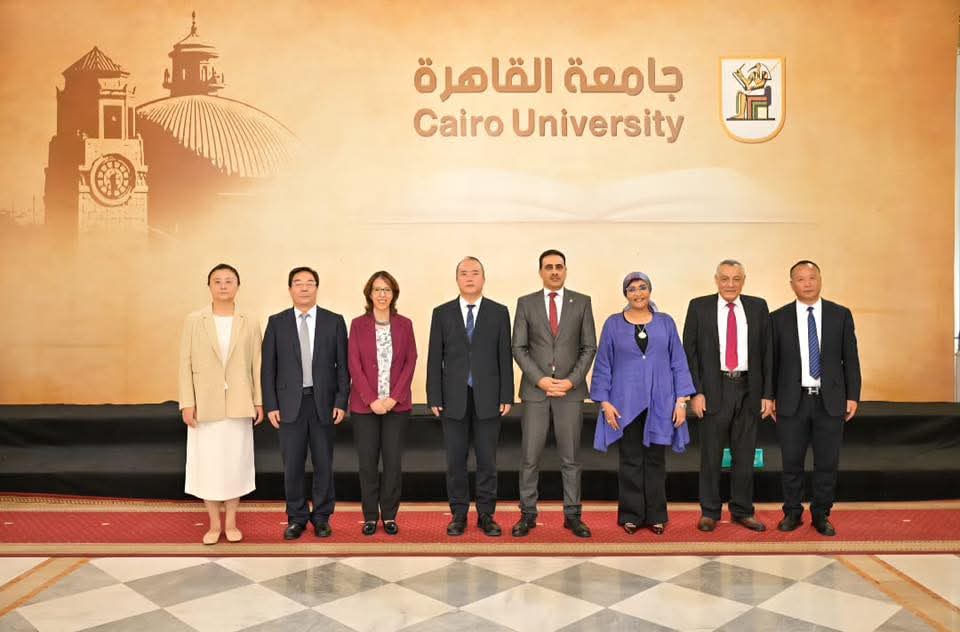 FB IMG 1759125659602 جامعة القاهرة جامعة القاهرة ونورث إيست الصينية تتفقان على ربط العلوم الإنسانية بالذكاء الاصطناعي موقع في الجامعة
