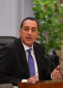 مدبولي: أولوية قصوي لزيادة مرتبات المعلمين والعاملين بالصحة