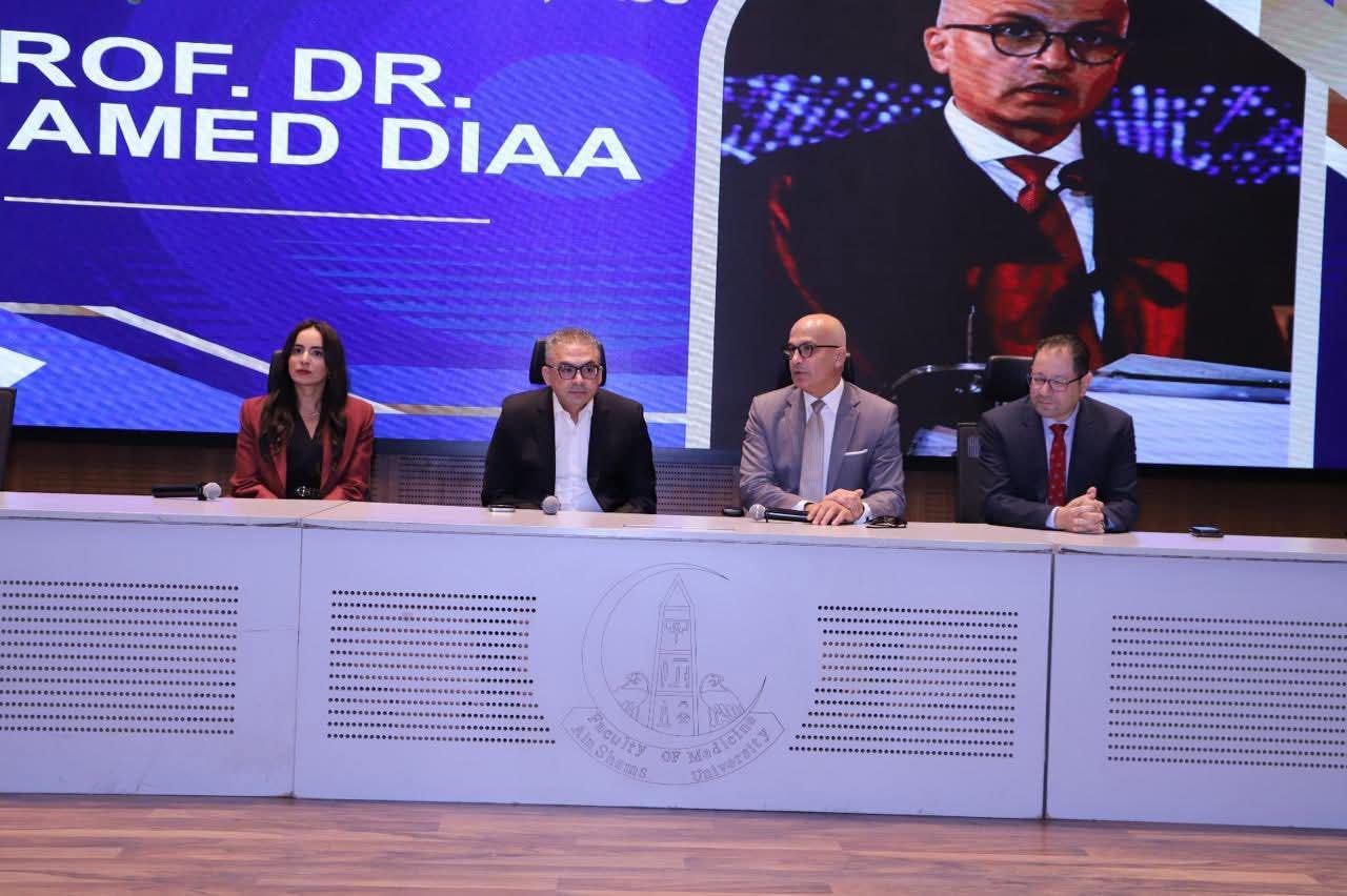 FB IMG 1759212174294 جامعة رئيس جامعة عين شمس يشهد اللقاء التعريفي لطلاب الدفعة الأولى بكلية الطب بجامعة عين شمس الأهلية موقع في الجامعة