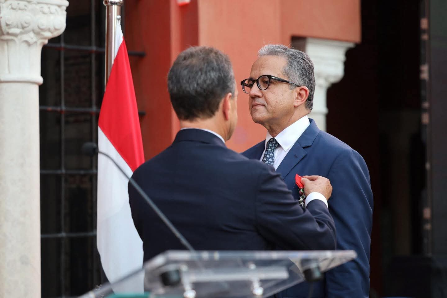 IMG 20250905 WA0002 المتحف المصري جامعة حلوان تهنئ خالد العناني بعد منحه وسام جوق الشرف الفرنسي وتدعمه في سباق اليونسكو موقع في الجامعة