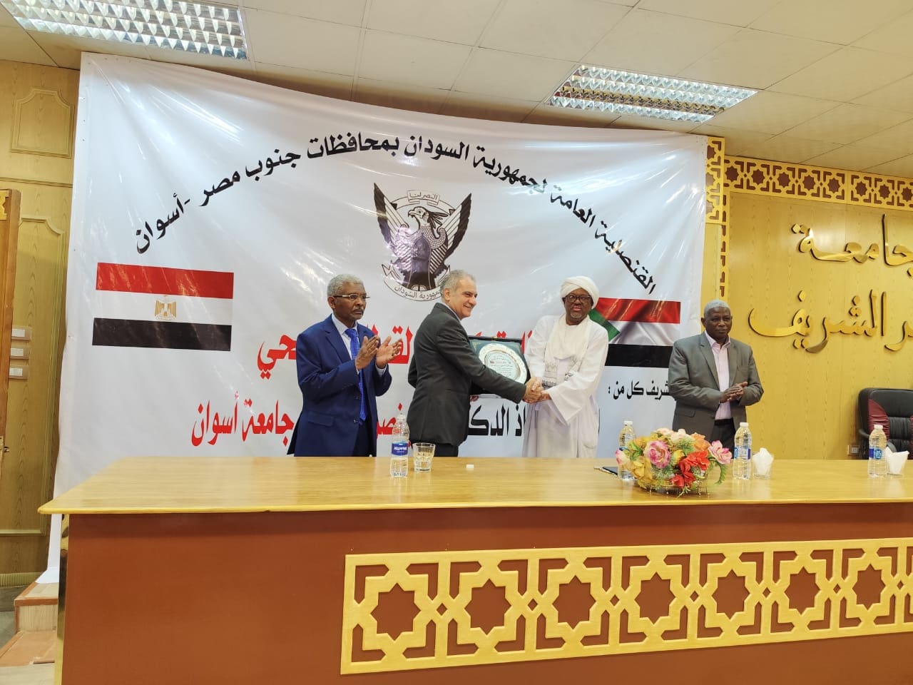 IMG 20250907 WA0037 القنصلية القنصلية السودانية تكرّم القطاع الصحي بأسوان وتشيد بدور جامعة أسوان في رعاية النازحين موقع في الجامعة