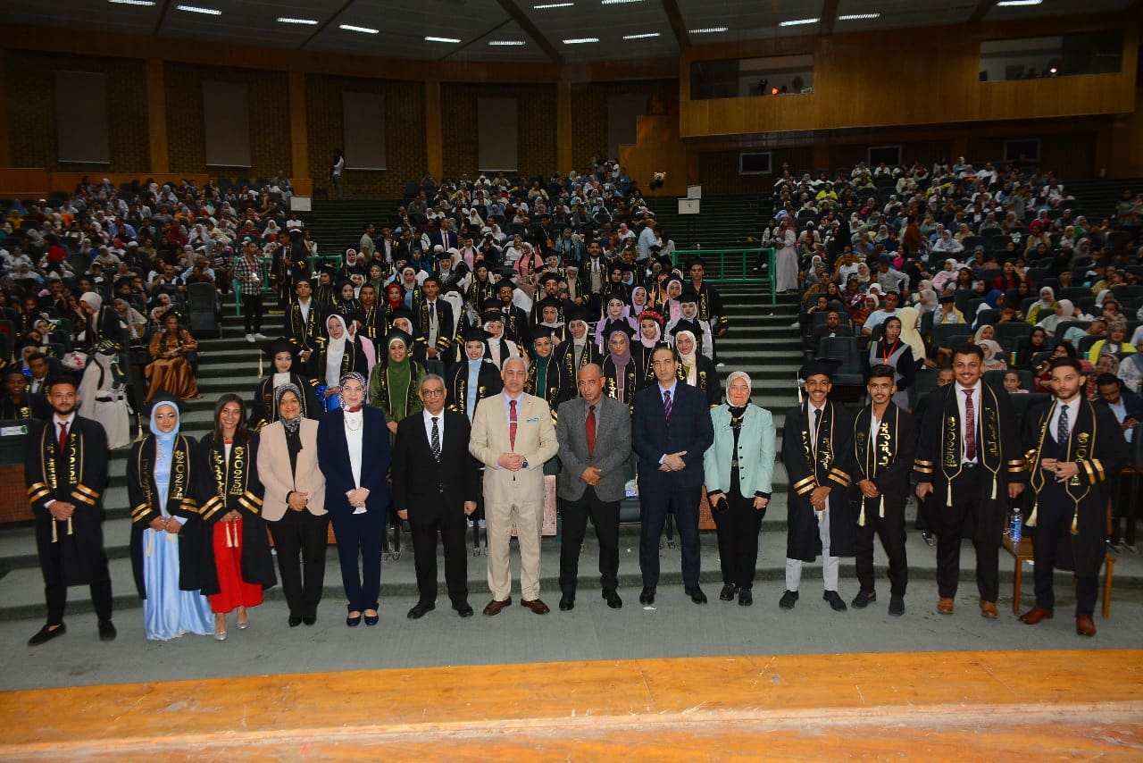 IMG 20250908 WA0015 جامعة أسيوط وسط أجواء مميزة.. جامعة أسيوط تحتفل بتخريج الدفعة الـ 58 من طلاب كلية التجارة موقع في الجامعة