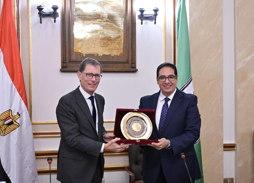 IMG 20250916 WA0027 جامعة القاهرة رئيس جامعة القاهرة يلتقى وفد لجنة الثقافة والتعليم والاتصال والرياضة بمجلس الشيوخ الفرنسي موقع في الجامعة