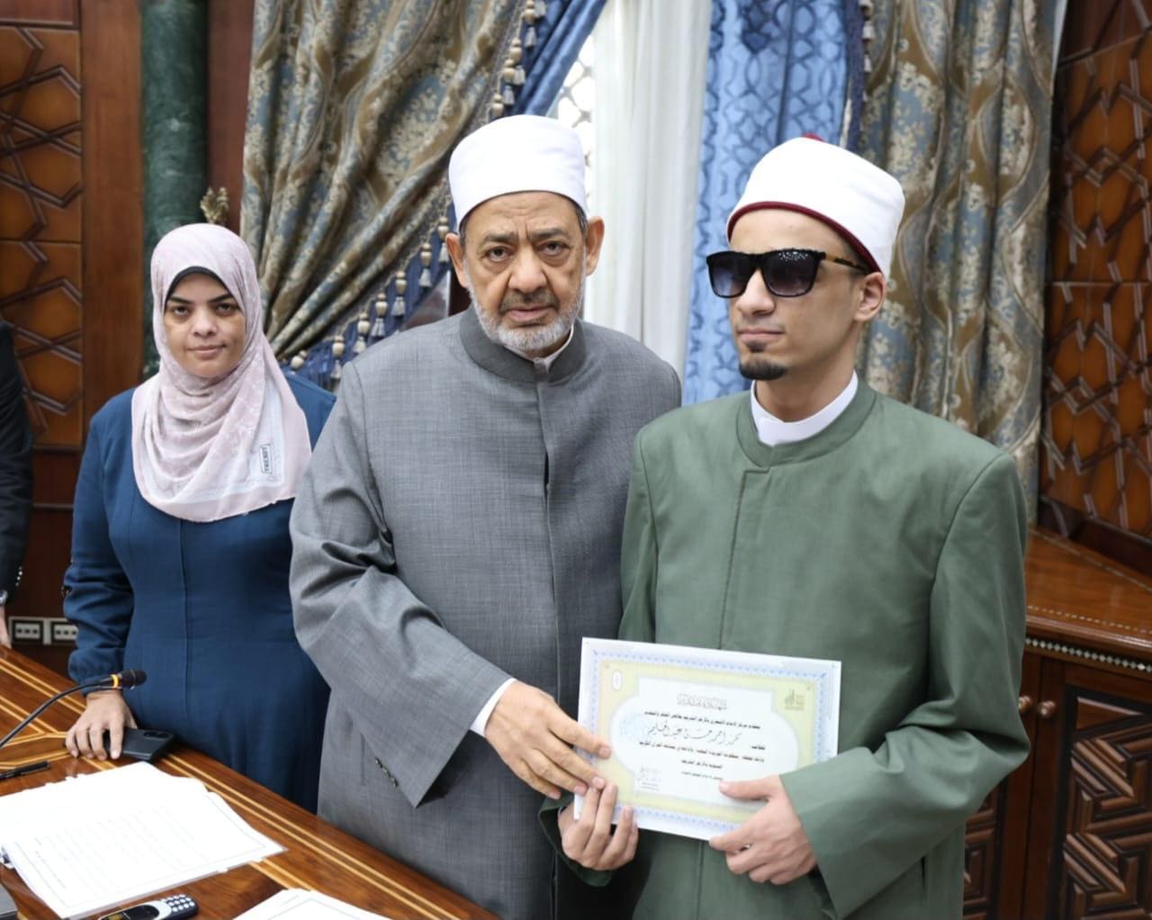IMG 20250918 WA0068 العربية الإمام الأكبر يكرِّم الطلاب الأوائل في حفظ «الخريدة البهية» ويؤكد اعتزاز الأزهر برسالته في نشر مذهب أهل السنة والجماعة موقع في الجامعة