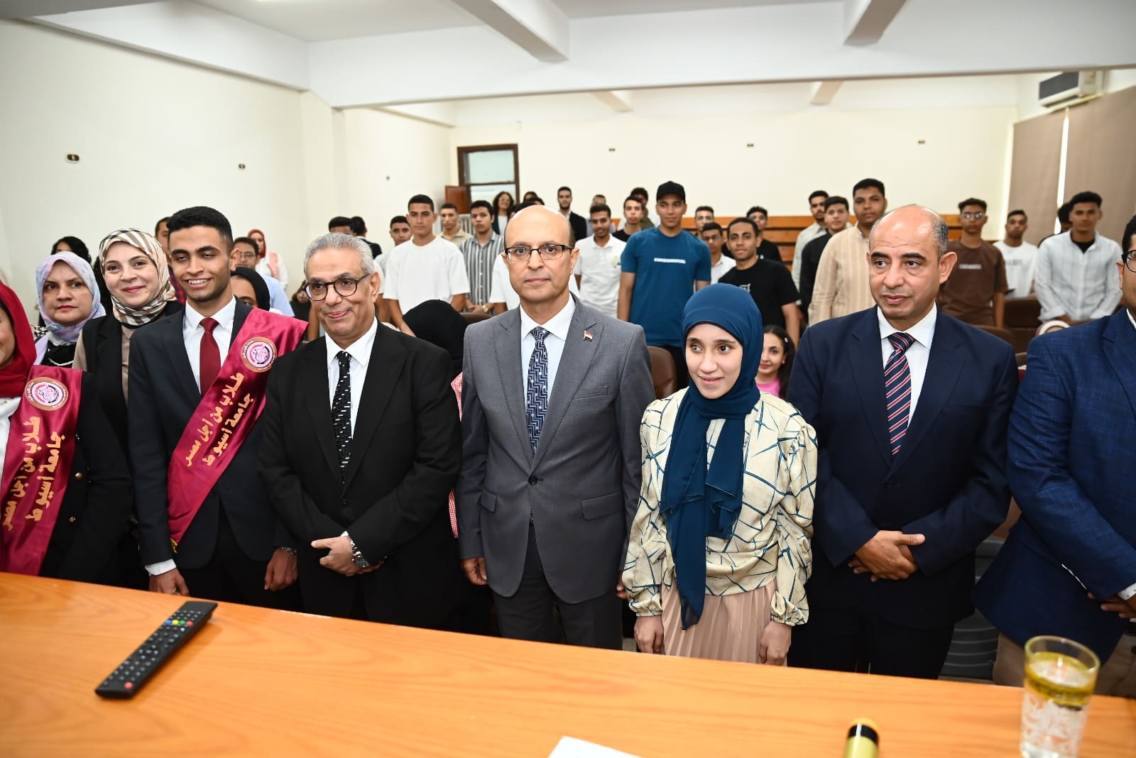IMG 20250921 WA0175 حلوان بعد تخصيص المنحة الدراسية.. رئيس جامعة أسيوط يلتقي ثريا أشرف أول طالبة كفيفة بكلية التجارة في أولى محاضراتها موقع في الجامعة