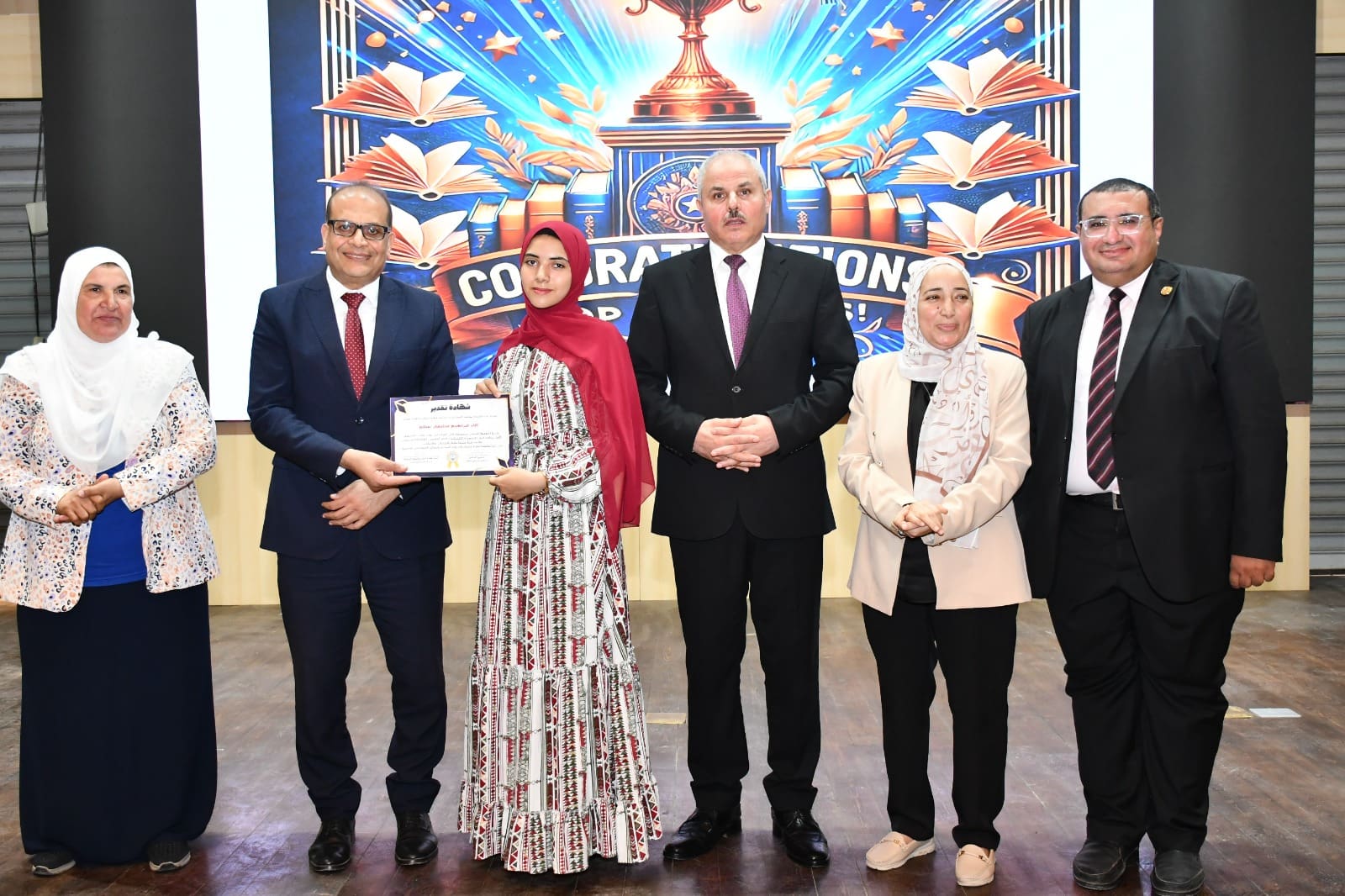 IMG 20250922 WA0183 محافظ تكريم أوائل كلية الصيدلة بجامعة الإسماعيلية الجديدة الأهلية في اللقاء التعريفي للطلاب الجدد موقع في الجامعة