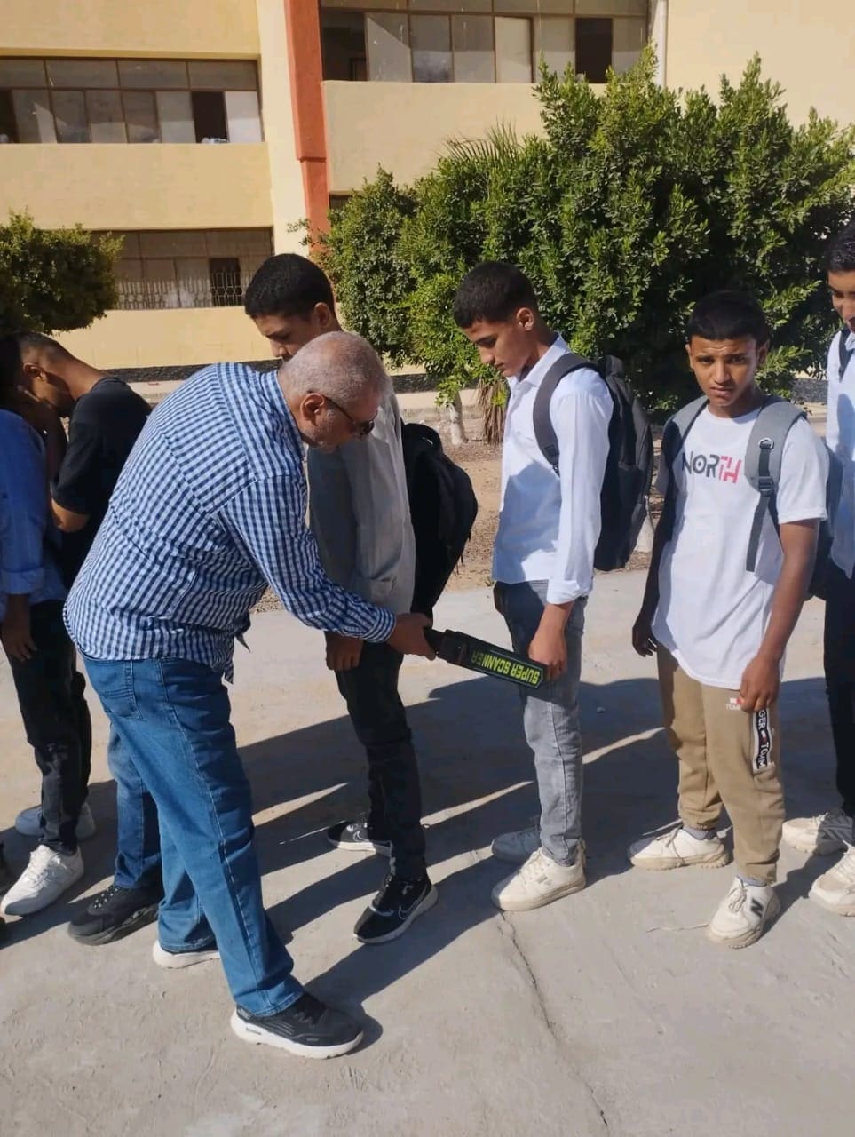 IMG 20250925 WA0074 المنوفية بعد واقعة الطعن.. تعليم المنوفية يبدأ تفتيش الطلاب قبل دخول المدارس موقع في الجامعة