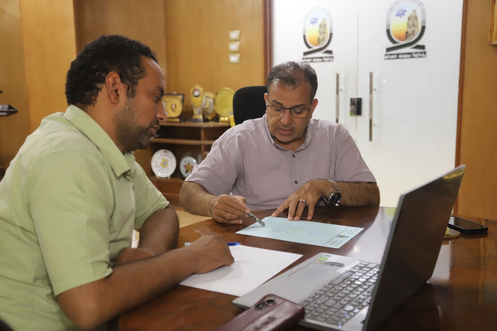 IMG 20250928 WA0002 باب رئيس جامعة جنوب الوادي يبحث إطلاق تطبيق "قرار" لتعزيز الحوكمة الرقمية موقع في الجامعة