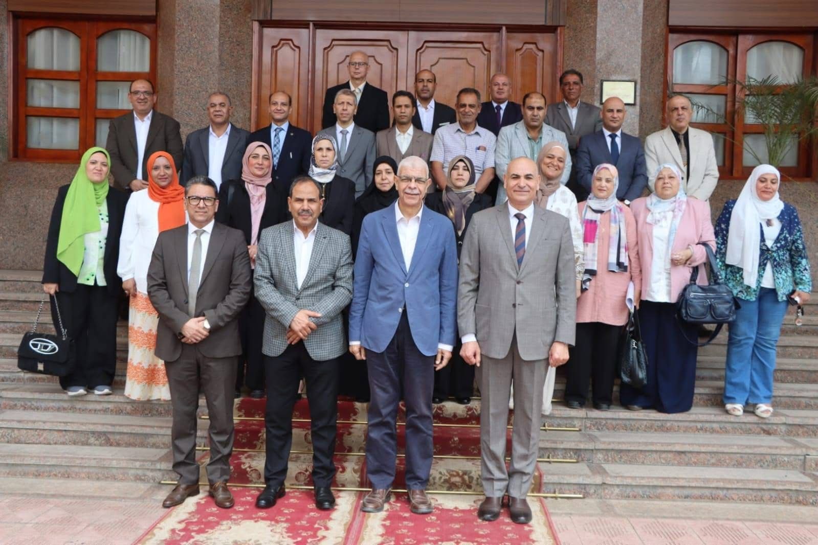 رئيس جامعة المنوفية يجتمع بعدد من القيادات الإدارية ويؤكد على أهمية التغيير لتطوير الأداء المؤسسي