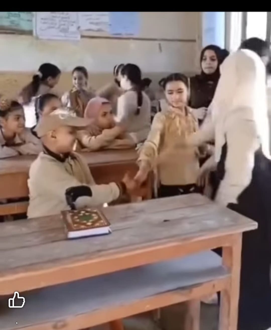 تداول مقطع مؤثر لطلاب مدرسة بالمحلة يصطفون لتشجيع زميل مريض بالسرطان