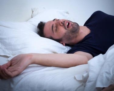 النوم طويلا الشخير مفاجأة في علاج الشخير أثناء النوم وعلاقته بالأكسجين.. فيديو موقع في الجامعة