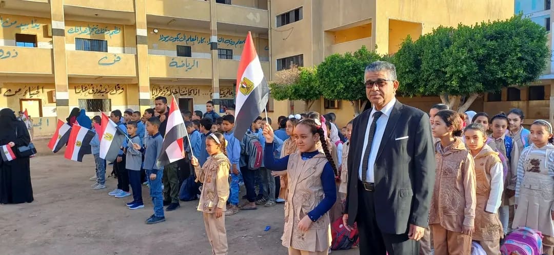 وكيل أبوتشت يشارك التلاميذ طابور الصباح احتفالًا بانتصارات أكتوبر.. ويشدد على الانضباط داخل الفصول