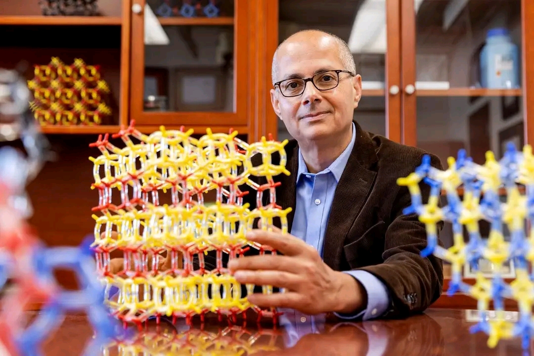 عمر ياغي.. العالم الفلسطيني الذي حوّل الهواء إلى ماء يحصد جائزة نوبل في الكيمياء