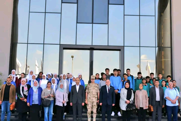 1759937633084 الصف طلاب القاهرة في جولة ميدانية بـ"سايلو فودز" للتعرف على أحد المشروعات القومية العملاقة موقع في الجامعة