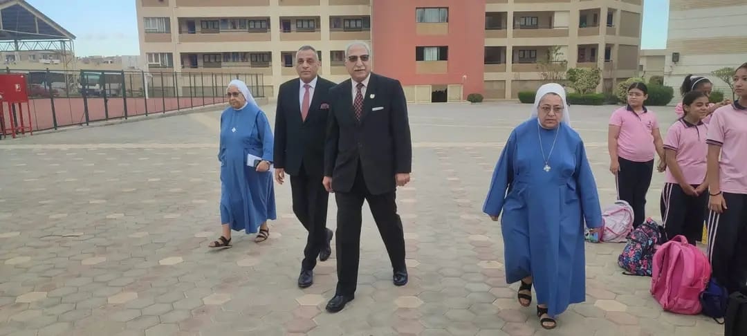 1760179964655 تعليم خلال جولة.. وكيل تعليم القليوبية يحاور الطلاب حول مادة البرمجة والذكاء الاصطناعي موقع في الجامعة