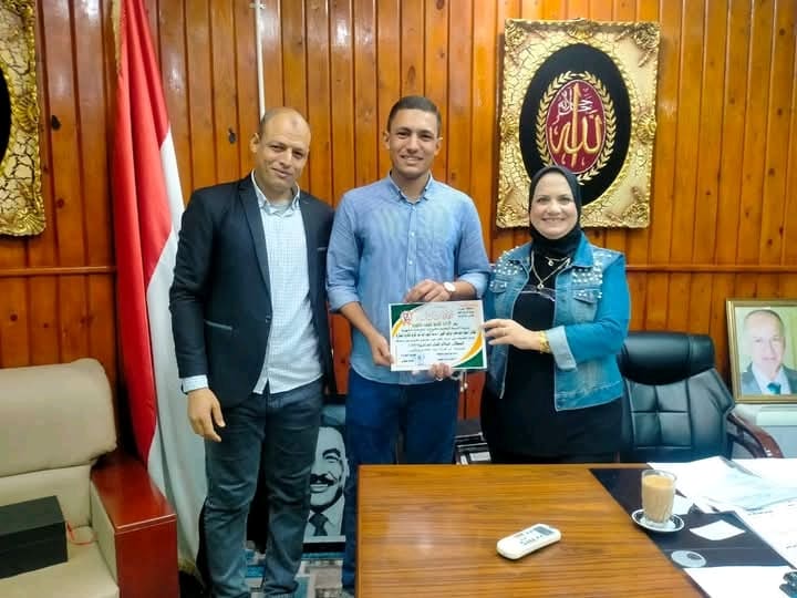 1760888345915 الطالب وكيلة تعليم مطروح تكرم الطالب المثالي وتشيد بتفوقه: ننتظر منك مركزًا مشرفًا على مستوى الجمهورية موقع في الجامعة