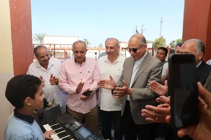 1761153260472 تعليم الدقهلية محافظ المنيا يطمئن على سير الدراسة ويستمع لآراء الطلاب بمدرسة نزلة بني خلف موقع في الجامعة