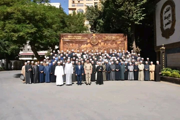 1761209808897 الأزهر تأهيل 136 إمامًا وخطيبًا بدورة متخصصة في الاستراتيجية والأمن القومي بالأكاديمية العسكرية موقع في الجامعة
