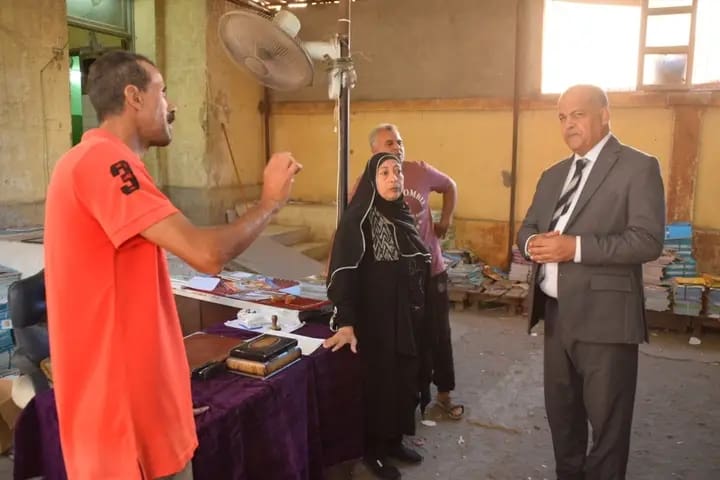 1761486256596 تعليم مدير تعليم بورسعيد يتفقد مخزن الكتب لمتابعة استلام أولى دفعات الفصل الدراسي الثاني موقع في الجامعة