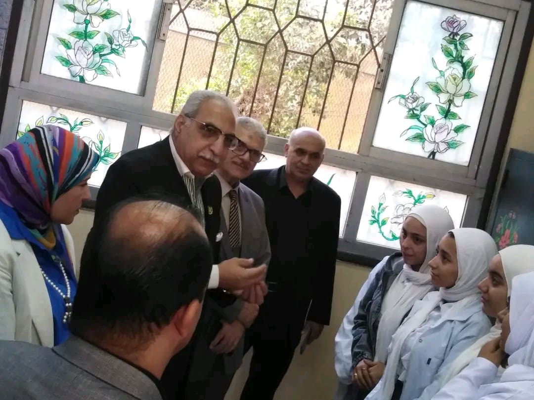 مدير "تعليم القليوبية" يطمئن على الطالبات المصابات في حادث انقلاب سيارة بكفر شكر