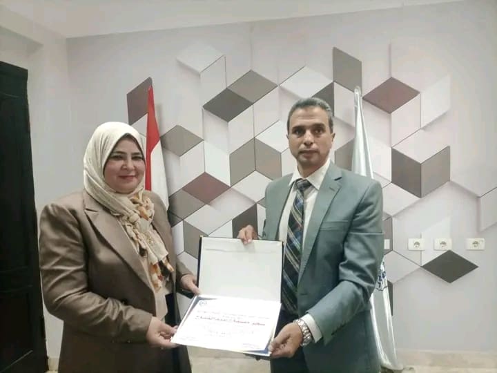1761581251130 كفر الشيخ وكيل تعليم كفر الشيخ يكرم الفائزة بالمركز الأول عربيًا في مسابقة "تحدي القراءة العربي" موقع في الجامعة