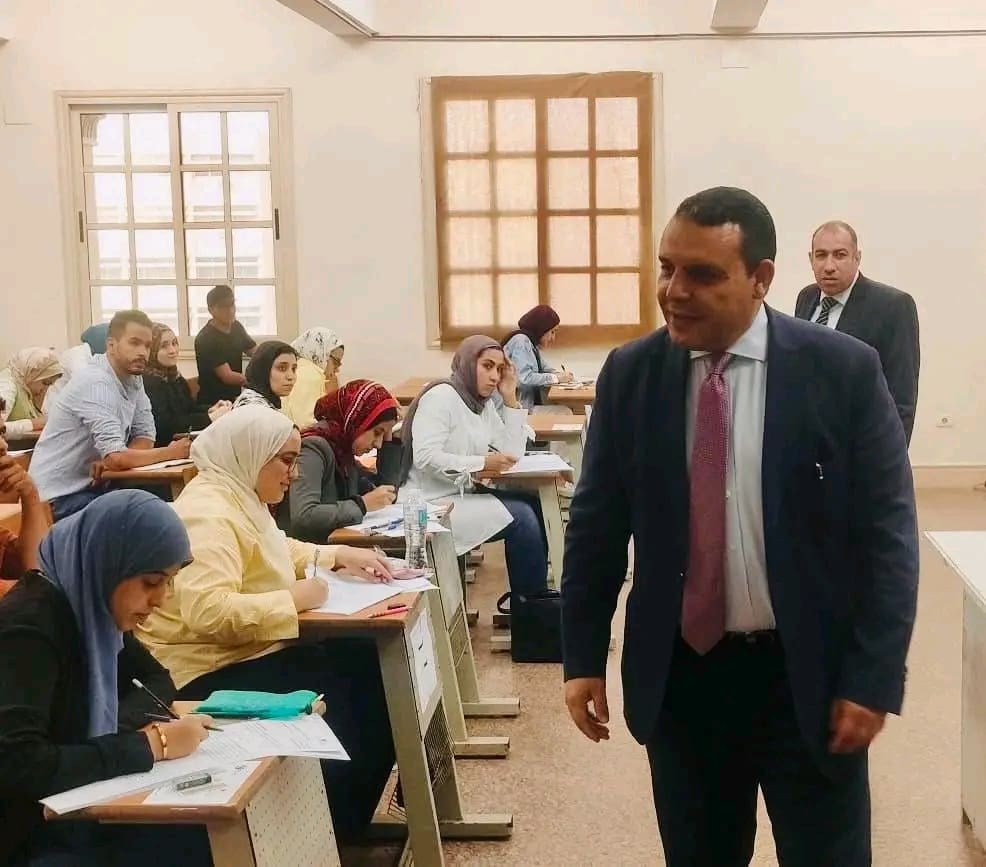 1761652428022 التجاري رئيس التمثيل التجاري يتفقد سير امتحانات مسابقة تعيين الملحقين التجاريين لعام 2025 موقع في الجامعة