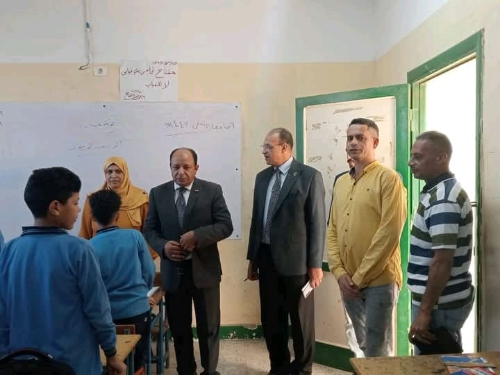 1761730964973 طلاب المدارس مدير إدارة شبين القناطر يتابع سير العملية التعليمية ويؤكد على غرس قيم الانضباط بين الطلاب موقع في الجامعة