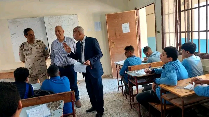 1761849690562 تعليم جولة ميدانية لوكيل تعليم القاهرة بمدرسة ابن خلدون.. رسائل حاسمة بشأن الهواتف والانضباط موقع في الجامعة
