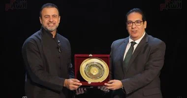 20251023030732732 الاختبارات رئيس جامعة القاهرة يهدى الداعية مصطفى حسنى درع الجامعة بختام ندوة الوعى الدينى لدى الشباب موقع في الجامعة