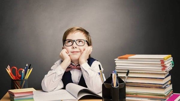 كيف تساعد ابنك على تحسين درجاته قبل امتحان أكتوبر؟.. 10 خطوات مجربة من خبراء التعليم