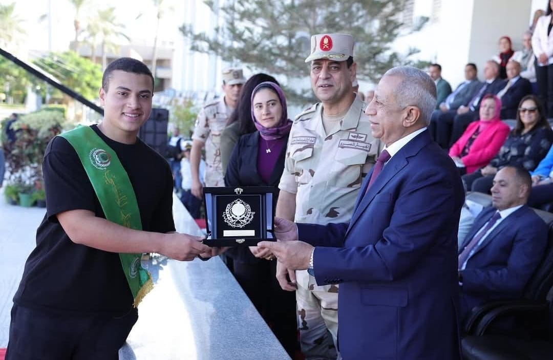 5de2aa88 73bc 4df9 9dc4 60636ac47268 وطن السلام رئيس الأكاديمية العربية يكرم نجل الشهيد منسي في ذكرى انتصارات أكتوبر موقع في الجامعة