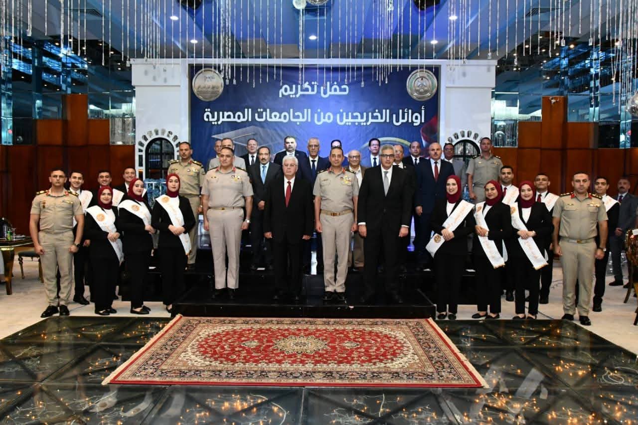 FB IMG 1759390071445 حلوان رئيس جامعة حلوان يشارك في تكريم أوائل الجامعات المصرية بحفل وطني موقع في الجامعة