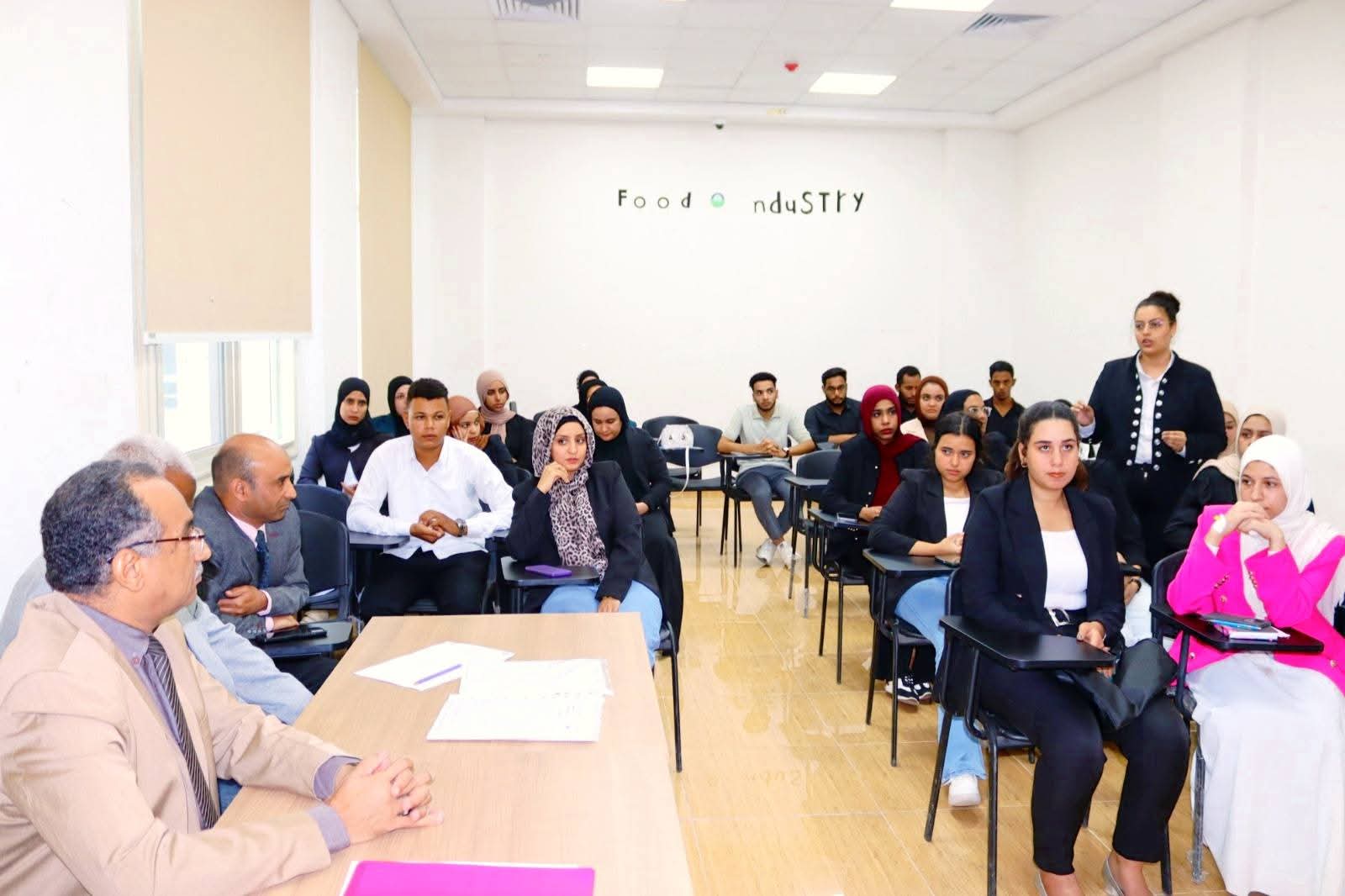FB IMG 1759584789215 جامعة طيبة التكنولوجية رئيس جامعة طيبة يشيد بطلاب الخدمات الفندقية خلال مناقشات التدريب الصيفي موقع في الجامعة