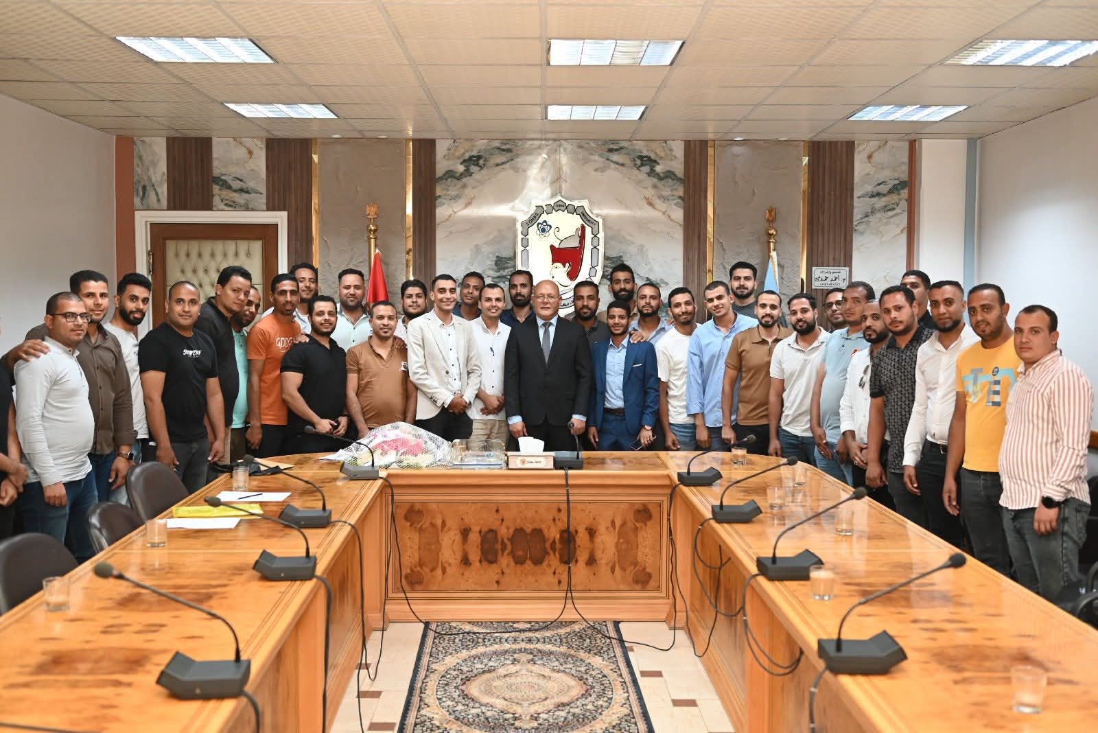 FB IMG 1760431200649 جامعة حلوان الإداريون بمستشفى سوهاج الجامعي يعبرون عن امتنانهم لرئيس الجامعة لتنفيذ أحكامهم القضائية موقع في الجامعة