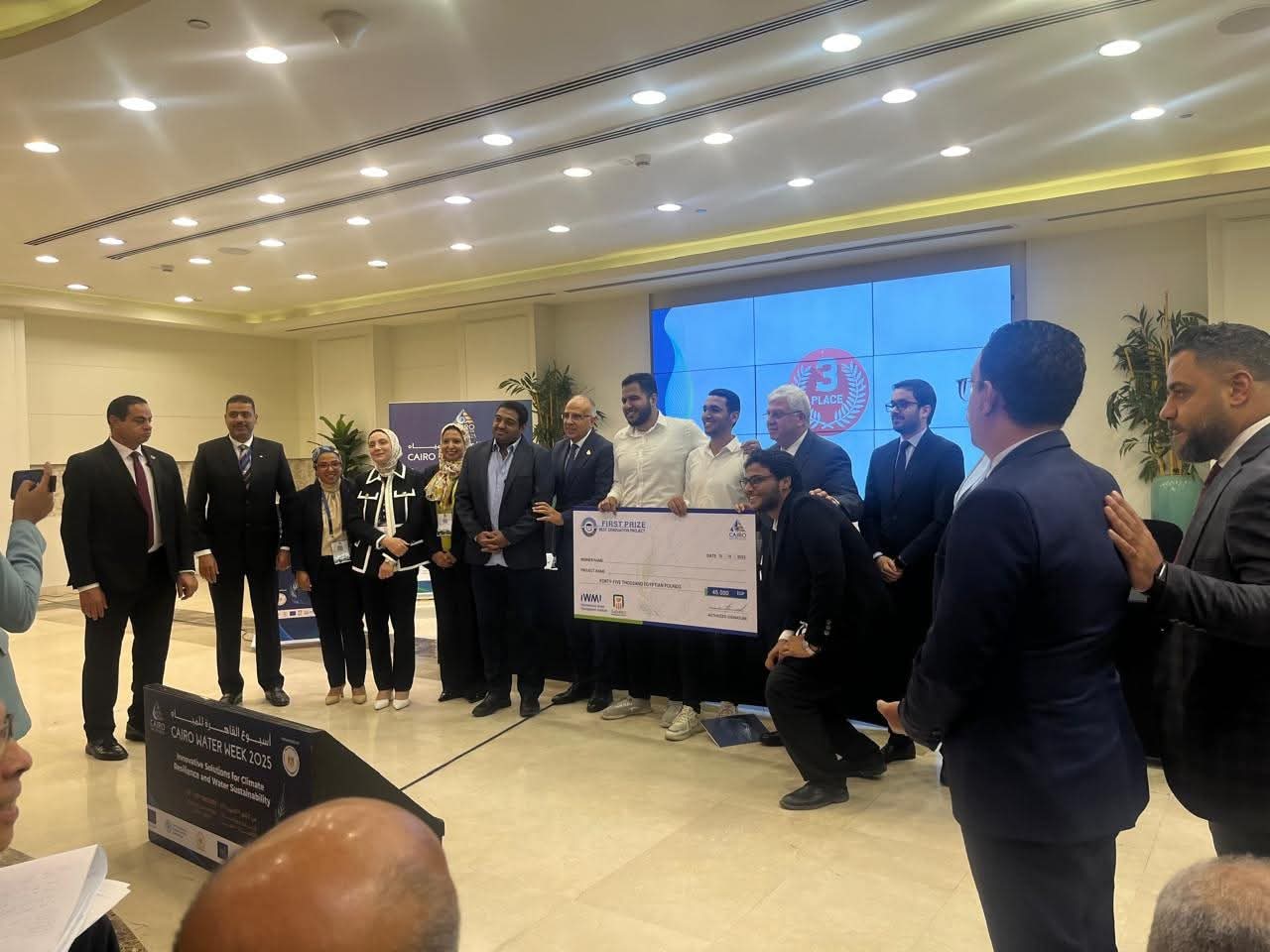 FB IMG 1760681295463 هندسة طلاب هندسة المطرية بجامعة حلوان يتصدّرون أسبوع القاهرة للمياه بمشروع مبتكر لإنتاج الهيدروجين الأخضر موقع في الجامعة