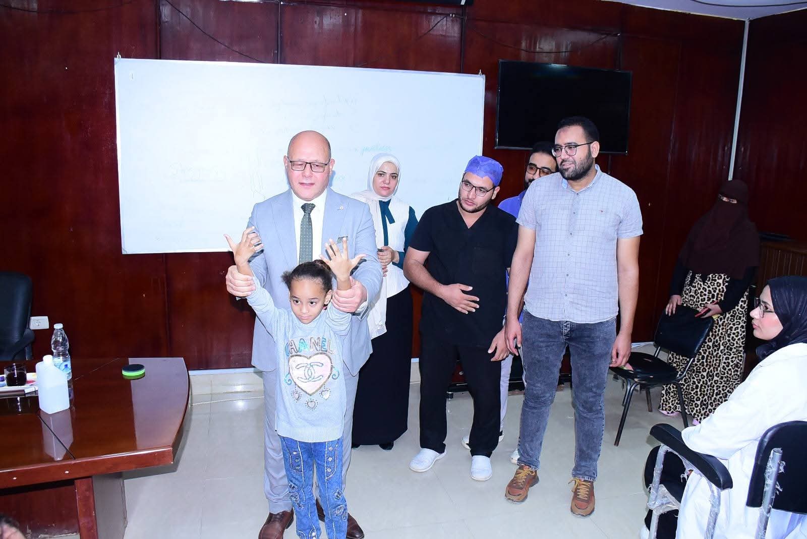FB IMG 1761130079681 جامعة رئيس جامعة سوهاج يدرس للطلاب عمليًا ويستعرض أحدث أساليب تشخيص وعلاج الأعصاب الطرفية موقع في الجامعة