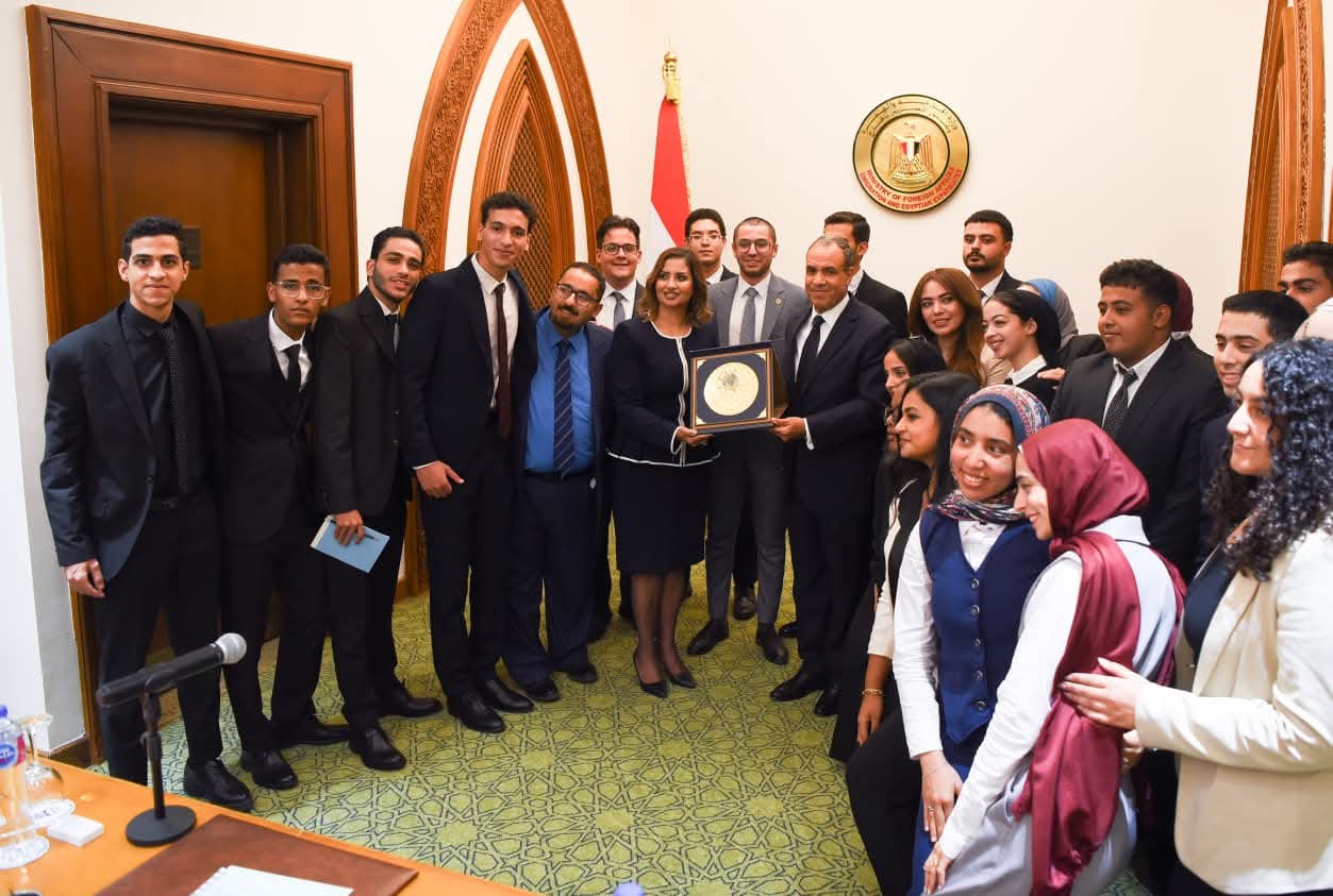 FB IMG 1761410443195 درجة المادة في الإعدادية وزير الخارجية يلتقي بمجموعة من طلاب جامعة بدر موقع في الجامعة