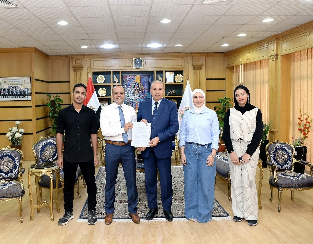 FB IMG 1761579939473 جامعة القاهرة الجديدة رئيس جامعة المنصورة يستقبل فريق مركز الحفريات الفقارية عقب اكتشاف "تمساح الوادي" موقع في الجامعة