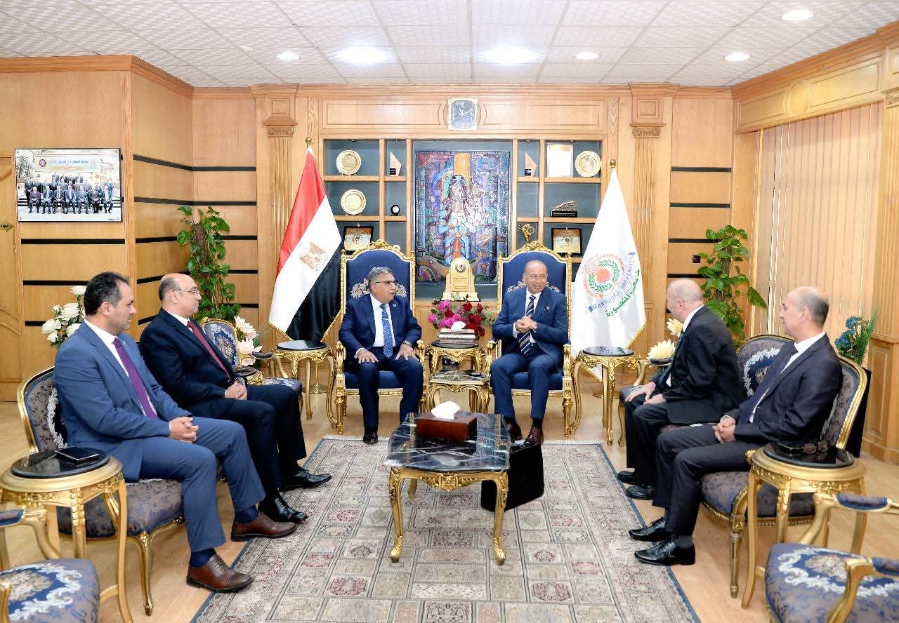 FB IMG 1761664771275 جامعة القاهرة الجديدة رئيس جامعة المنصورة يهنئ فريق مركز الحفريات الفقارية على إنجازهم العالمي في اكتشاف "تمساح الوادي" موقع في الجامعة