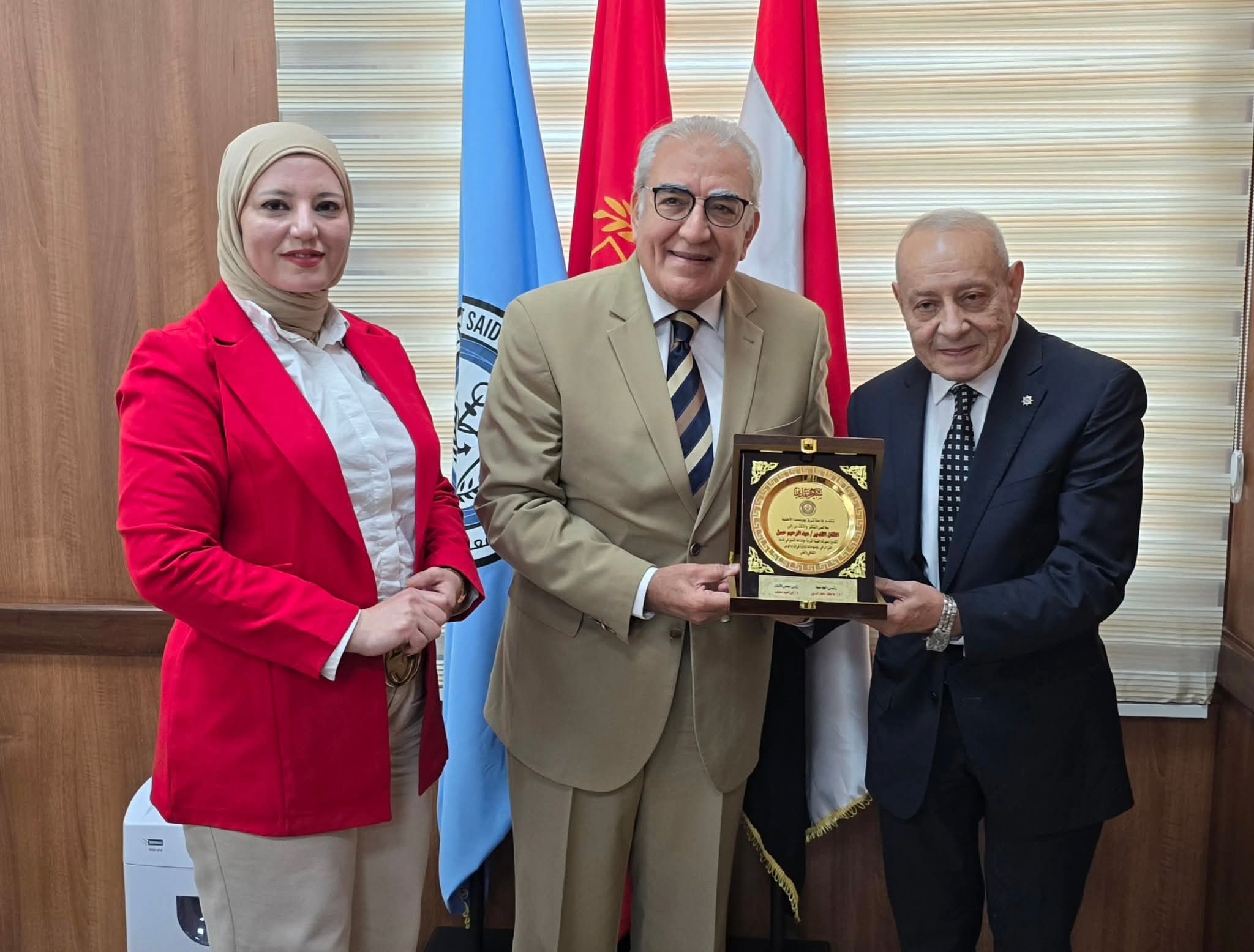 FB IMG 1761672232992 الأطباء جامعة شرق بورسعيد الأهلية تحتفي بالفنان عبد الرحيم حسن وتدعم المواهب الشابة موقع في الجامعة