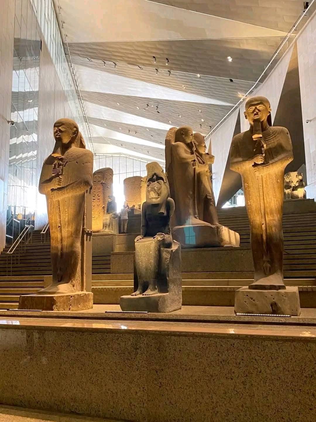 FB IMG 1761764400377 المتحف من رمسيس إلى توت عنخ آمون.. 10 معلومات عن المتحف المصري الكبير موقع في الجامعة
