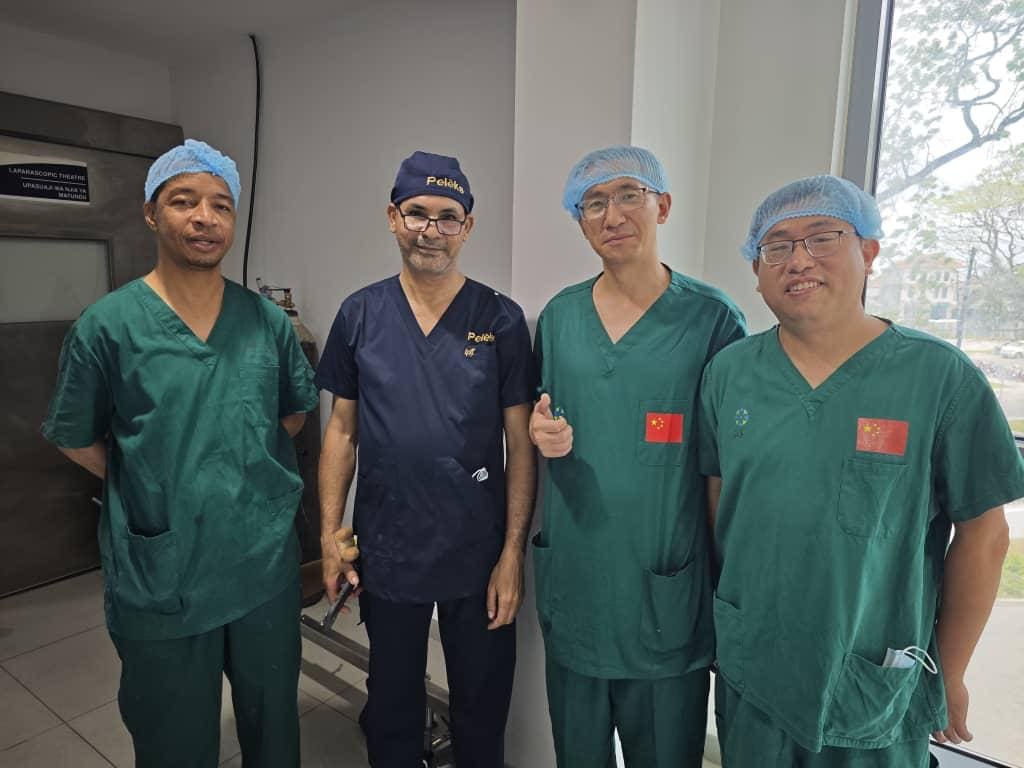 IMG 20250930 WA0030 جامعة أسوان للعام الخامس على التوالي.. عميد طب جامعة أسوان يجري 44 عملية جراحية دقيقة للأطفال بزنجبار موقع في الجامعة