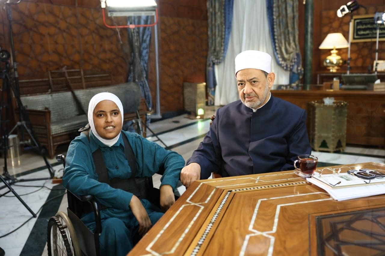 IMG 20251002 WA0017 خالد العناني في لفتة إنسانية.. شيخ الأزهر يكرم الطالبة آية مهني الأولى بالإعدادية رغم تحديات السرطان والإعاقة موقع في الجامعة
